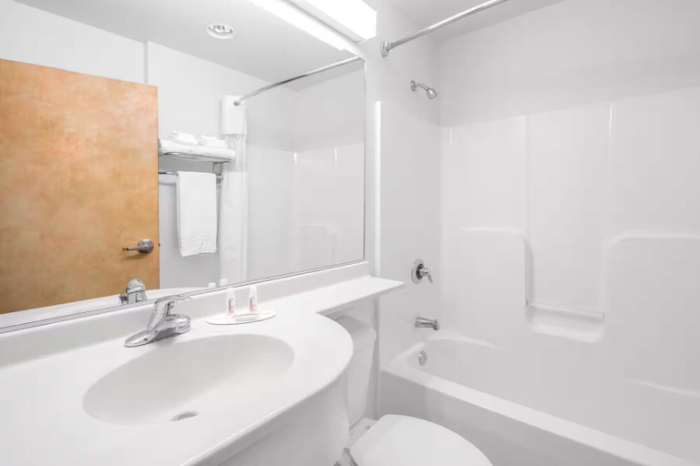 Bathroom 5, Microtel Inn & Suites by Wyndham Quincy Downtown/River Area, Adams