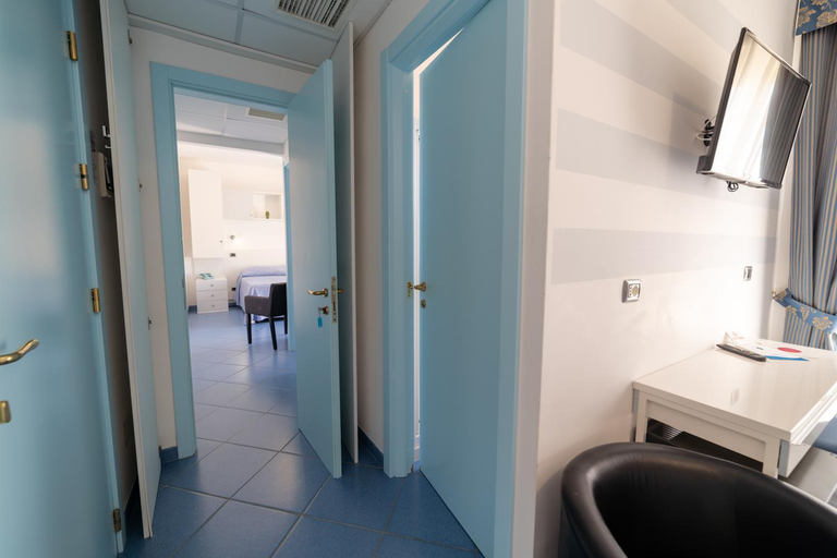 Bathroom 5, Hotel La Sorgente, Brindisi