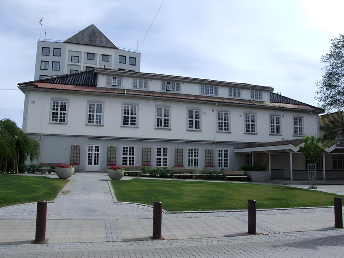 Exterior & Views