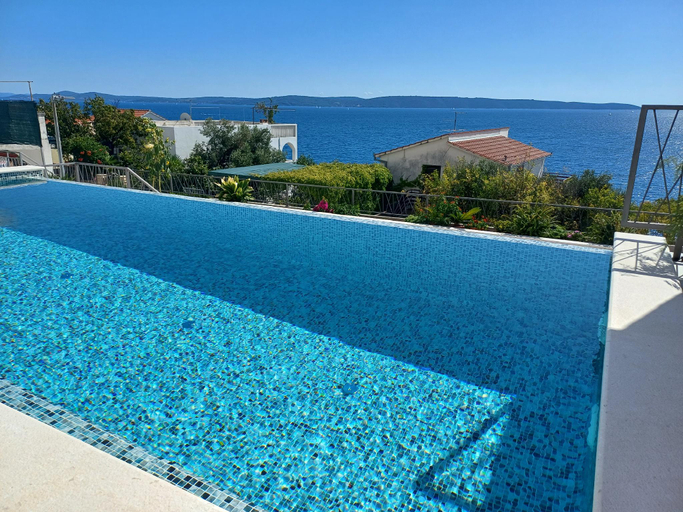 Sport & Beauty 2, Stunning sea view apartment with infinity swimming pool a1, Trogir