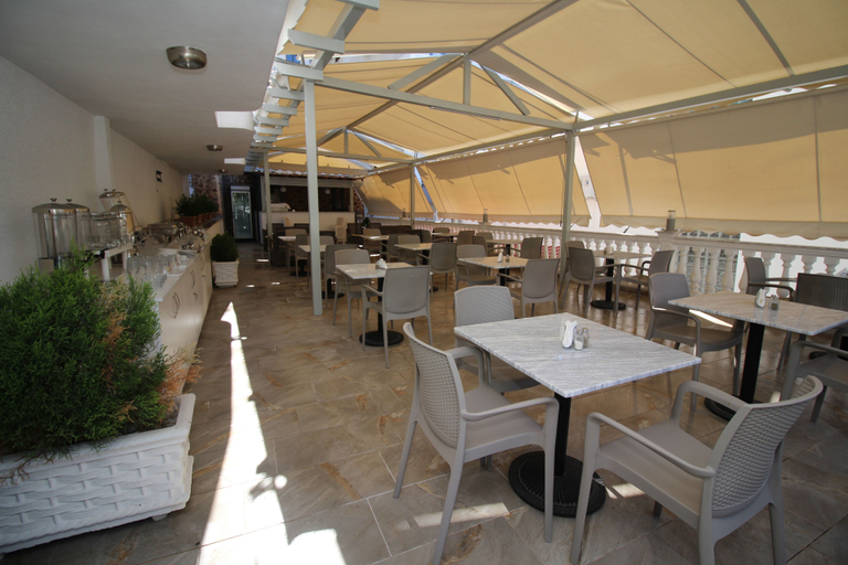 Food & Drinks 5, Julia Hotel, Sarandës