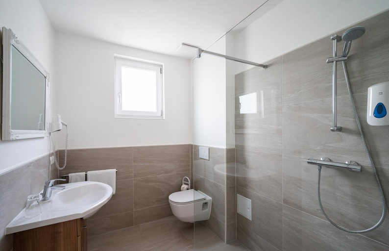 Bathroom 4, Hotel-Restaurant Gollner, Leibnitz