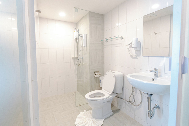 Bathroom 5, One Budget Hotel Tak Maesot, Mae Sot