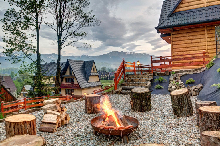 Exterior & Views