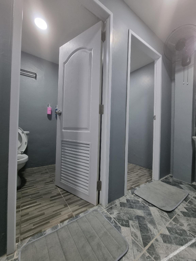 Bathroom 4, MET A Space Pod Phrom Phong, Wattana