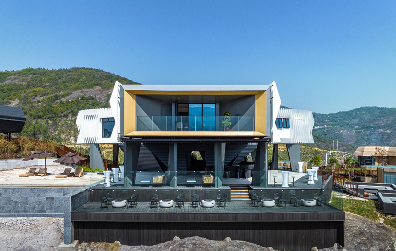 Exterior & Views