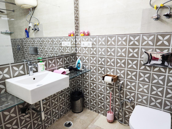 Bathroom 3, Spacious 1BHK Prime Location with 2 restrooms 5, Delhi