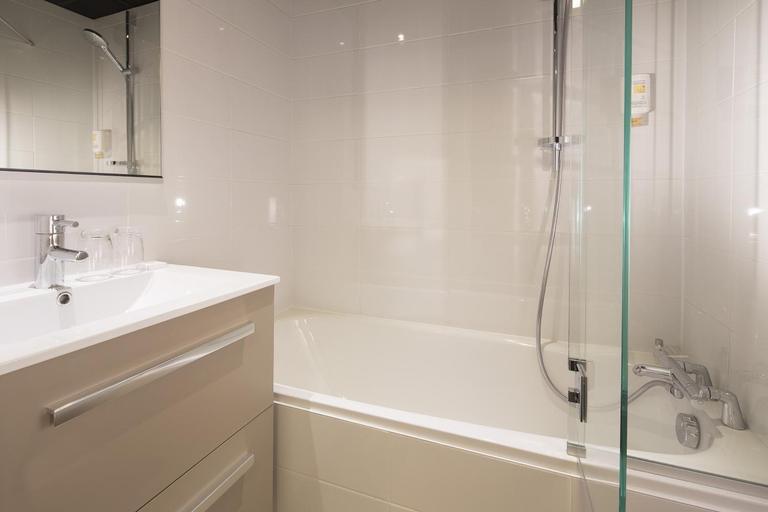 Bathroom 4, Hôtel Le Bugatti, Bas-Rhin