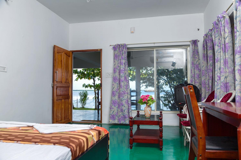 Bedroom 2, Orchid Lake View Homestay, Alappuzha