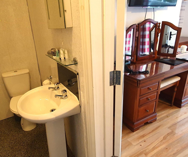 Bathroom 3, Midway Guest House, Torbay