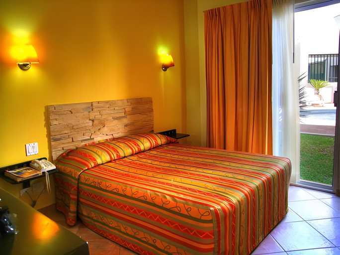 Bedroom 2, Seven Crown Express & Suites by Kavia, La Paz