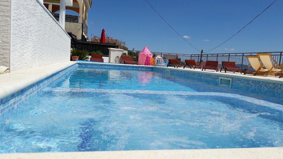 Others 5, Pool side apt w/ sea view-jacuzzi & spacious deck, Trogir
