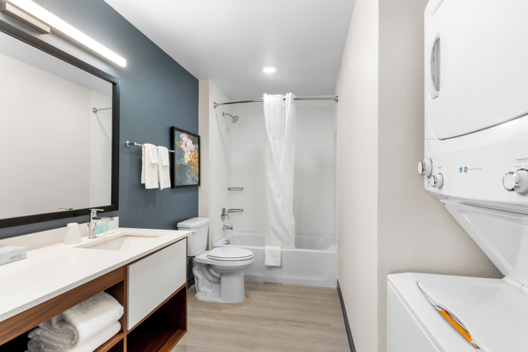 Bathroom 5, Everhome Suites Cheyenne by Choice Hotels, Laramie