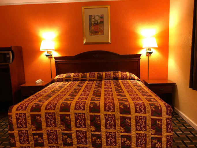 Bedroom 2, Deluxe Inn, Adams