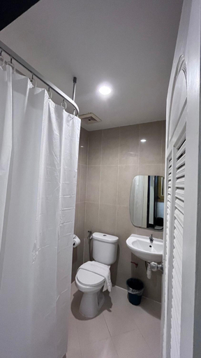 Bathroom 4, Polkadot Cafe&Hotel, Muang Phitsanulok