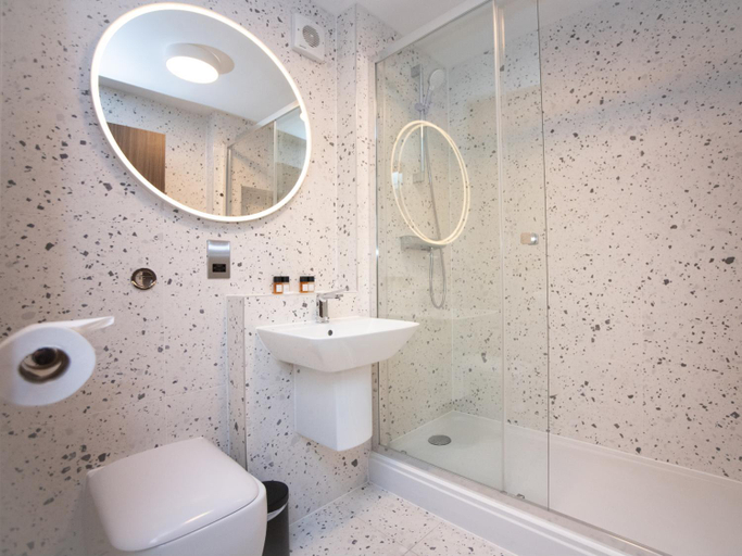 Bathroom 5, The Royal Toby Hotel, Rochdale