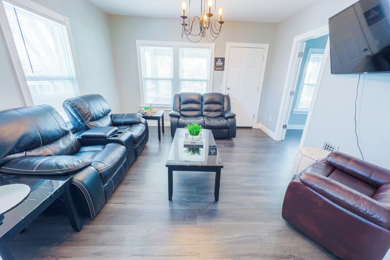 Living area 3, Large 6Br, 2Ba Close To Niagara Falls, Niagara