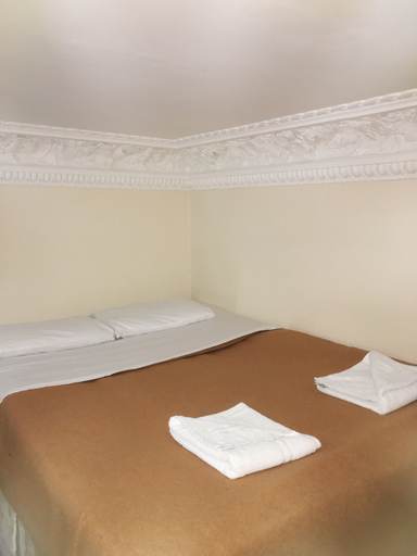 Bedroom, Palace Court Hotel, London