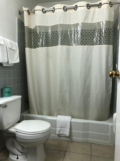 Bathroom, Deluxe Inn, Adams