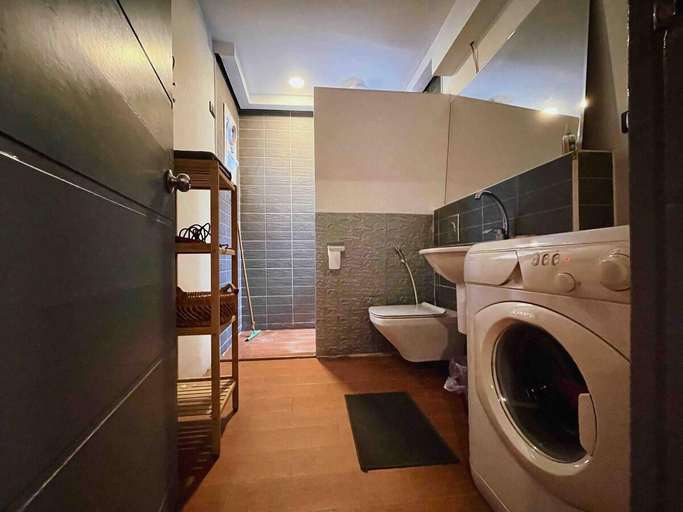 Bathroom 2, Apartment on a rooftop in Downtown, Cairo, 'Abdin