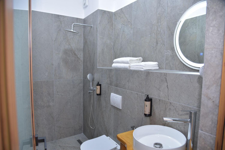 Bathroom 3, Vila Franko, Beratit