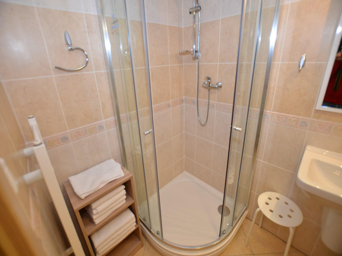 Bathroom 3, Modish Apartment with Terrace, Garden Furniture, Heating, Český Krumlov