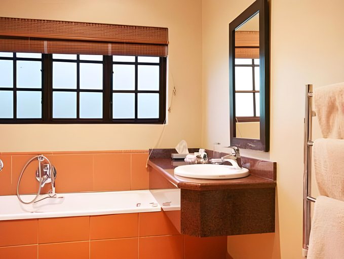 Bathroom 4, Champagne Castle Hotel, Uthukela