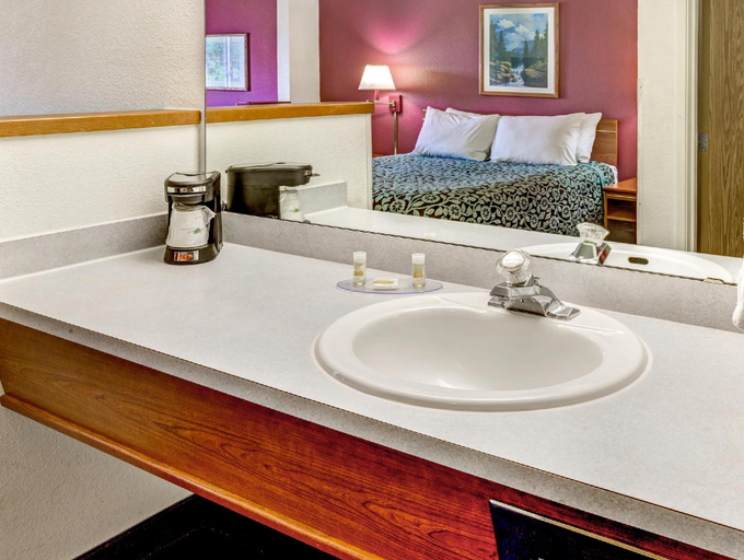 Bathroom 4, Days Inn & Suites by Wyndham Gresham, Multnomah