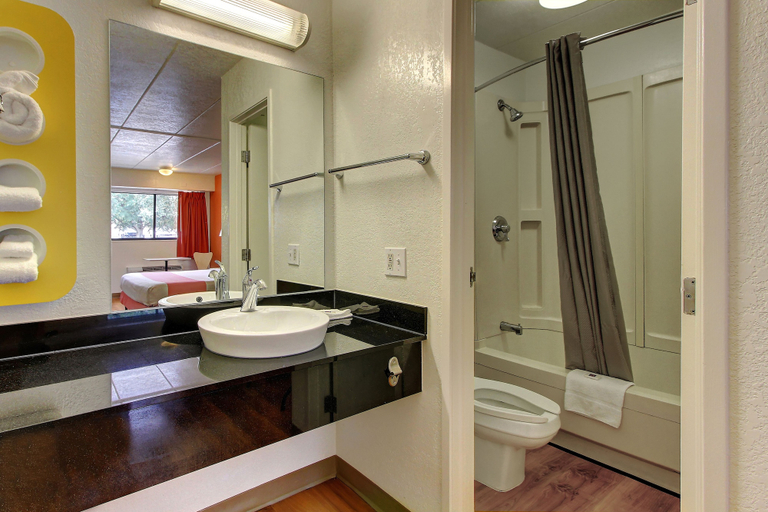 Bathroom 5, Motel 6 York, PA, York