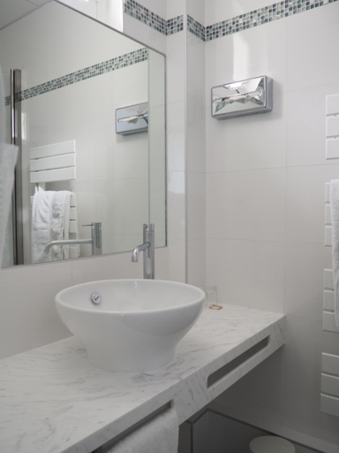 Bathroom 4, Logis Hotel Royal Saint-Mart, Puy-de-Dôme