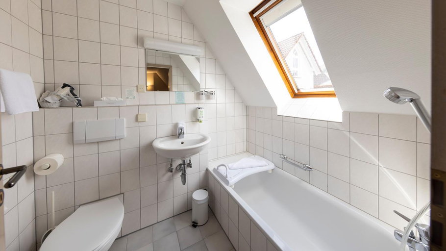 Bathroom 4, Hotel & Restaurant Castell, Südliche Weinstraße