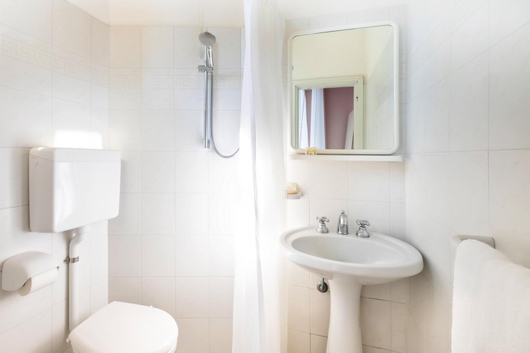 Bathroom 4, Souvenir, Rimini