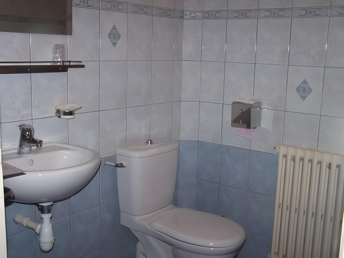 Bathroom 5, Logis Hotel du Commerce, Côtes-d'Armor