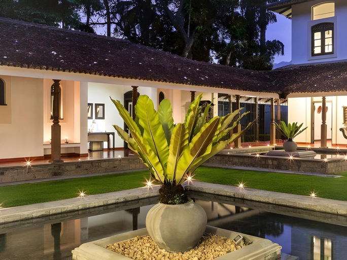 Exterior & Views