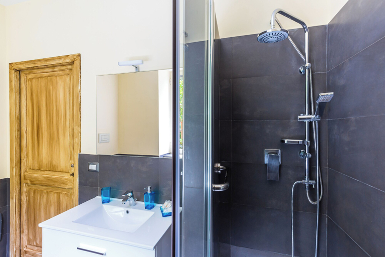 Bathroom 5, Villa Dolcevita, Napoli