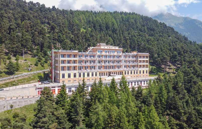 Exterior & Views