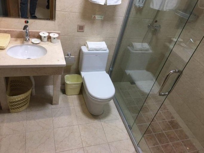 Bathroom 3, GreenTree Inn Nanjing Jiangning District Jiulonghu Metro Station Express Hotel, Nanjing