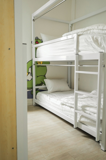 Bedroom 2, The Roamery Hostel, Phra Nakhon