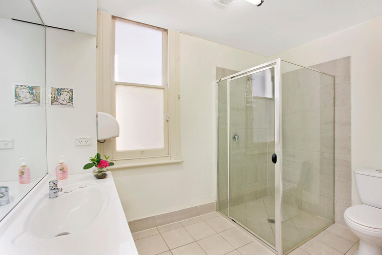 Bathroom 4, Cambridge Lodge Guest House, Sydney