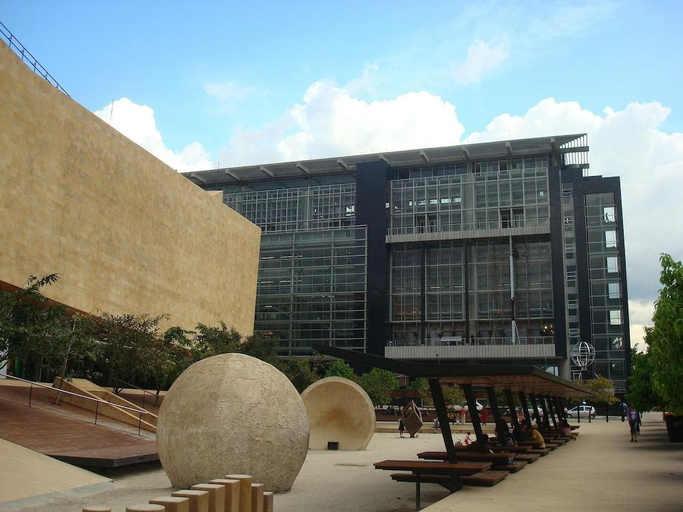 Exterior & Views