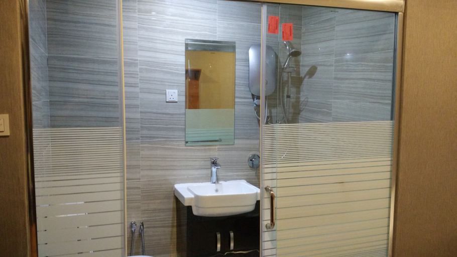 Bathroom 5, Fan Holiday Hotel, Kuala Lumpur