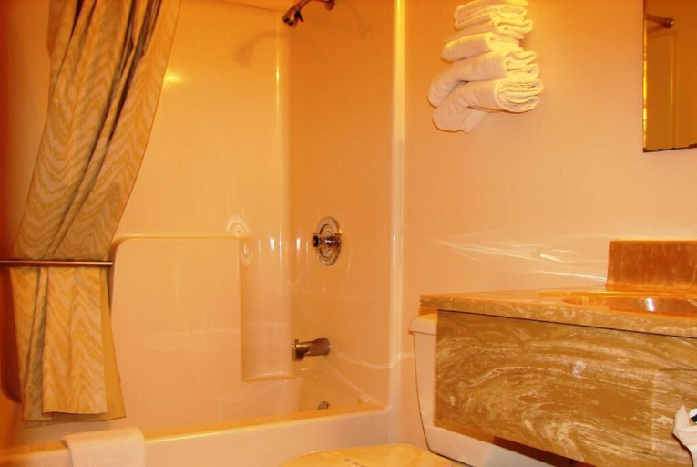 Bathroom 3, Baxter Inn, Cherokee