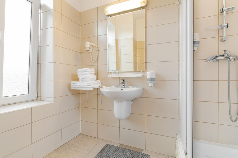 Bathroom 3, Hotel Central, Calimanesti