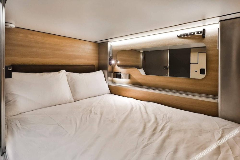Others 5, Hygie Pod Hotel, Montréal