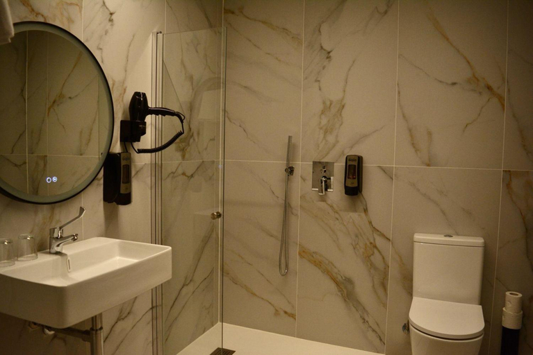 Bathroom 2, Corona de Galicia Rooms, A Coruña