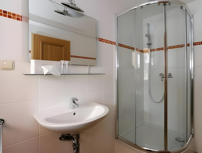 Bathroom 4, Hotel Valerie, Zell am See