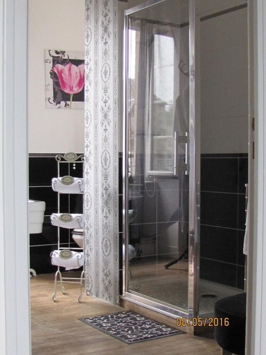 Others 3, Les Belles de Mai guesthouse, Manche