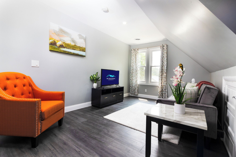 Living area 2, Cozy 1Br Micro Apartment Close To The Falls, Niagara