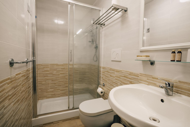 Bathroom 3, Walker Rooms, Rome