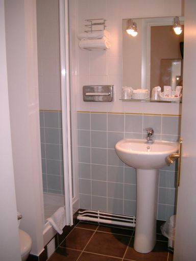 Bathroom 4, Hotel Victoria, Seine-et-Marne